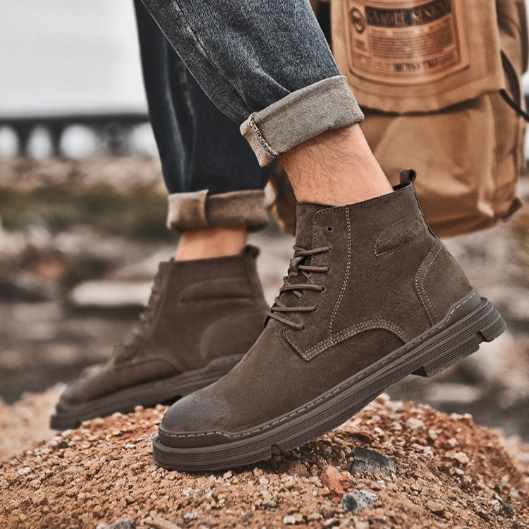 Brown leather men's boots with laces, combining comfort and sophistication, ideal for enhancing any outfit.